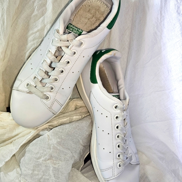 Elevate Your Style with Posh Picks' Expert Selections - Picture 3 of 10